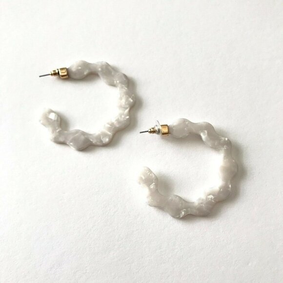 Shell Resin Scalloped Hoop Earrings White Marble - Picture 1 of 1